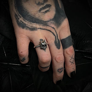 kathleen-wearing-ossua-et-acroamata-jewelery-movie-props-trivia-gothic-goth-gothic-memento-mori-sterling-silver-925-azazel-band-ring